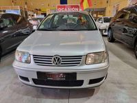 Usado VW Polo Trendline 60 CV (44 kW) 2001 Plateado Utilitario