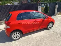 Usado Toyota Yaris Connect Style 101 CV (74 kW) 2011 Rojo Utilitario