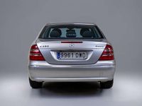 Usado Mercedes E280 Avantgarde 230 CV (169 kW) 2006 Plateado Berlina
