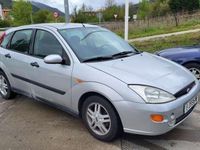 Begagnad Ford Focus Ghia 101 HK (74 kW) 1999 Silver Halvkombi