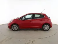 Usado Peugeot 208 Allure 82 CV (60 kW) 2016 Rojo Utilitario