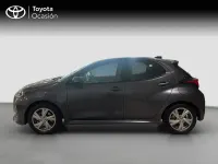 Usado Toyota Yaris 116 CV (85 kW) 2025 Gris Utilitario
