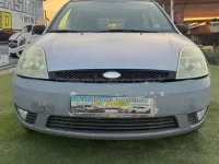 Usado Ford Fiesta Trend 68 CV (50 kW) 2004 Gris / plata Utilitario