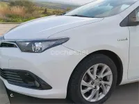 Usado Toyota Auris Hybrid Active 136 CV (100 kW) 2016 Blanco Berlina