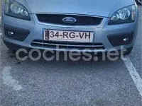 Usado Ford Focus Trend 100 CV (73 kW) 2005 Gris / plata Berlina