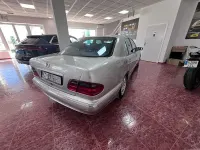 Usado Mercedes E320 Avantgarde 204 CV (150 kW) 2002 Gris / plata Berlina