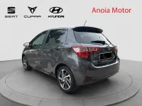 Usado Toyota Yaris Hybrid 100 CV (73 kW) 2019 Gris / plata Berlina