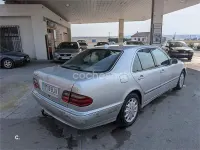 Usado Mercedes E270 Elegance 170 CV (125 kW) 2001 Gris / plata Berlina