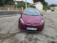 Usado Ford Fiesta Trend 82 CV (60 kW) 2009 Burdeos Utilitario
