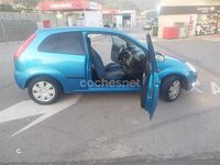 Usado Ford Fiesta Trend 80 CV (58 kW) 2005 Azul Utilitario
