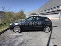 Usado Ford Focus Ghia 90 CV (66 kW) 2002 Negro Berlina