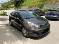 Usado Kia Rio 85 CV (62 kW) 2011 Marrón Berlina