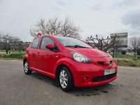 Usado Toyota Aygo 54 CV (39 kW) 2009 Rojo Utilitario