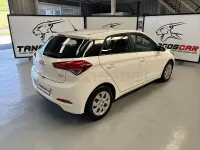 Usado Hyundai i20 84 CV (61 kW) 2016 Blanco Berlina