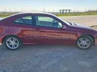 Usado Mercedes C220 143 CV (105 kW) 2002 Granate Berlina