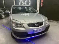 Usado Kia Rio 110 CV (80 kW) 2007 Gris / plata Berlina