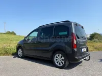 Usado Peugeot Partner Tepee Outdoor 120 CV (88 kW) 2016 Gris / plata Monovolumen