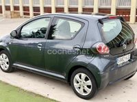 Usado Toyota Aygo Connect Style 68 CV (50 kW) 2013 Gris / plata Utilitario