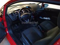 Usado Ford Fiesta Trend 75 CV (55 kW) 2014 Rojo Utilitario