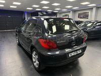 Usado Peugeot 307 90 CV (66 kW) 2006 Negro Berlina