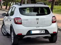 Käytetty Dacia Sandero Stepway 90 HP (66 kW) 2016 Valkoinen Sedan