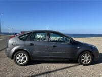 Usado Ford Focus Trend 100 CV (73 kW) 2005 Gris / plata Berlina