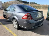 Usado Ford Mondeo Futura 115 CV (84 kW) 2004 Gris / plata Berlina