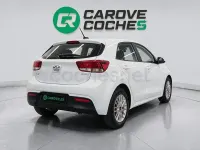 Usado Kia Rio 84 CV (61 kW) 2023 Granate Berlina