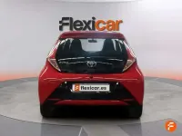 Usado Toyota Aygo X-play 72 CV (52 kW) 2017 Rojo Utilitario