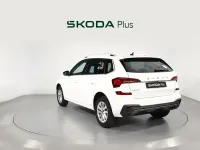 Usado Skoda Kamiq Selection 115 CV (84 kW) 2026 Blanco SUV