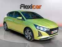 Usado Hyundai i20 101 CV (74 kW) 2024 Verde Utilitario