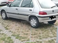 Usado Peugeot 106 60 CV (44 kW) 2002 Gris / plata Utilitario