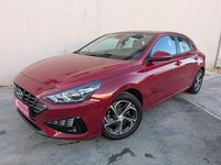 Usado Hyundai i30 120 CV (88 kW) 2021 Granate Berlina