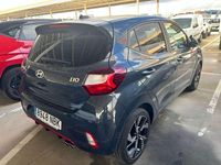 Usado Hyundai i10 87 CV (63 kW) 2025 Gris Utilitario