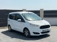 Usado Ford Tourneo Courier Trend 75 CV (55 kW) 2015 Blanco Monovolumen