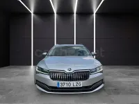 Usado Skoda Superb Style 150 CV (110 kW) 2022 Gris / plata Familiar