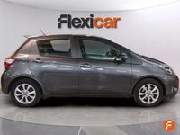 Usado Toyota Yaris Hybrid Active 100 CV (73 kW) 2019 Gris Berlina