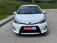 Usado Toyota Yaris Hybrid Active 100 CV (73 kW) 2013 Blanco Berlina