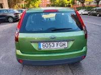 Usado Ford Fiesta Ambiente 68 CV (50 kW) 2006 Verde Utilitario