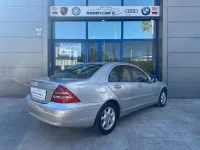 Usado Mercedes C200 Elegance 122 CV (89 kW) 2004 Gris / plata Berlina