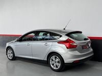 Usado Ford Focus Trend 125 CV (91 kW) 2011 Gris / plata Berlina