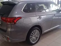 Usado Mitsubishi Outlander P-HEV 224 CV (164 kW) 2020 Gris / plata SUV