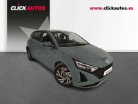 Usado Hyundai i20 100 CV (73 kW) 2025 Verde Berlina