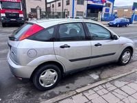 Usado Ford Focus Trend 100 CV (73 kW) 2002 Gris / plata Berlina