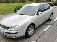 Usado Ford Mondeo Trend 115 CV (84 kW) 2001 Gris / plata Berlina
