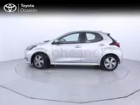 Usado Toyota Yaris Hybrid Active 116 CV (85 kW) 2025 Gris / plata Berlina