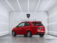 Usado Ford Fiesta Sport 100 CV (73 kW) 2005 Rojo Utilitario
