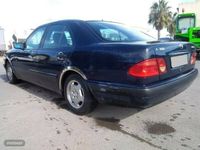 Usado Mercedes E300 Elegance 177 CV (130 kW) 1998 Azul Berlina