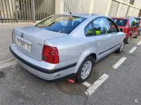 Używany VW Passat 90 KM (66 kW) 1997 Szary Sedan/Limuzyna