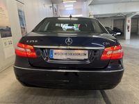 Usado Mercedes E250 Elegance 204 CV (150 kW) 2011 Azul Berlina